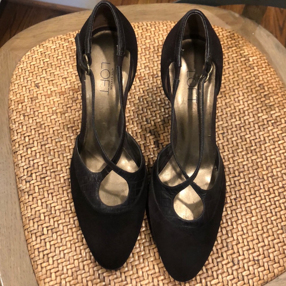 Ann Taylor Loft size 6 Brown Suede Cross strap